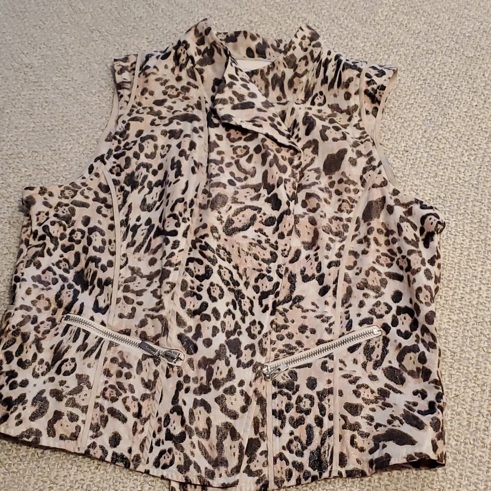 Chicos Leopard Linen Vest - Picture 9 of 13